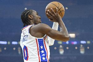 幸無(wú)大礙！馬克西和英格拉姆碰撞后倒地 暫停調(diào)整后繼續(xù)出戰(zhàn)