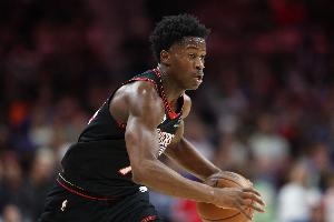 摧枯拉朽！76人搶斷反擊 埃奇庫(kù)姆起飛滑翔雙手暴力灌筐