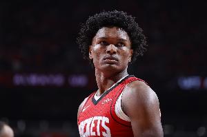 防守在線！阿門14中6拿到12分9板6助4斷 正負(fù)值+8