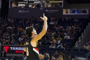 賺到了！阿夫迪亞強(qiáng)攻不中 隨后空位三分穿針扳平比分