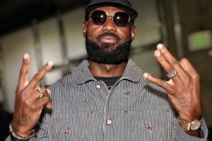 傳奇繼續(xù)！征戰(zhàn)23個賽季歷史首人 詹姆斯更新社媒曬照：????