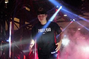 ??說好的更多時(shí)間呢？楊瀚森半場(chǎng)僅打3分59秒 3中1拿2分1板1助