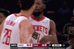 申京勾手打進(jìn)興奮和杜蘭特壯胸慶祝 后者沒準(zhǔn)備好被撞一趔趄??