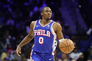 太橫了！馬克西追身超遠(yuǎn)三分洞穿籃心 率領(lǐng)76人打出8-0反超比分