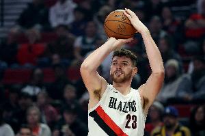 狀態(tài)不錯！克林根開場弧頂三分+空接放籃 連砍5分！