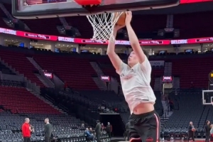 有望獲更多時(shí)間！楊瀚森賽前熱身 持球&空接暴扣 側(cè)翼三分6中3