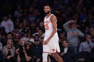 看著都疼！米卡爾·布里奇斯防守被肘翻 裁判回看后沒(méi)升級(jí)