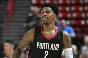 鐵了鐵了！新秀樂(lè)福半場(chǎng)6中0&三分4中0靠罰球得1分 另有3板1助