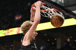 一飛沖天！迪克搶斷反擊一條龍 起飛滑翔單臂劈扣