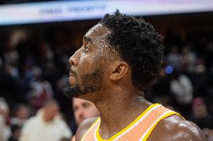 要站出來??！米切爾三節(jié)7中1僅拿2分 第三節(jié)0出手