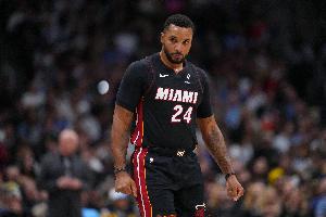 末節(jié)8中7得17分！鮑威爾：這始于德魯·史密斯 他的無(wú)私帶動(dòng)球隊(duì)