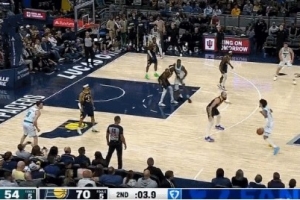 這么抽象了嗎？半場結(jié)束前最后一攻 三球突破拉桿上空籃沒中