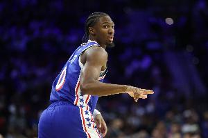 黃雀在后！馬克西追防奎克利 起身大帽扇飛后者投籃