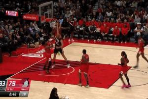 ??楊瀚森外線干擾好防 快攻接球沒接穩(wěn) 運(yùn)球再起被大帽扇飛