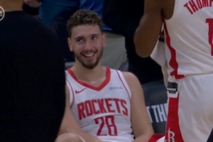 好險~差點當背景！裁判確認阿倫隔扣進攻犯規(guī) 申京毛巾一扔笑了~