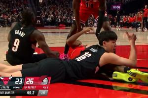 腦子在線！楊瀚森左手跟對手爭球 右手示意裁判快點(diǎn)吹！