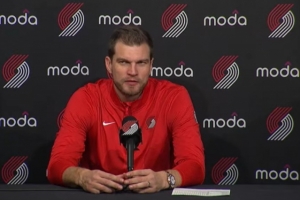 斯普利特：對(duì)手連中鋒都能投三分 用小陣容無(wú)限換防又會(huì)丟籃板