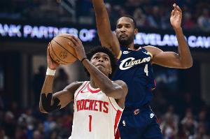 亨特：莫布里擅長拉開進攻空間 亞當斯則在籃下 這是我看到的區(qū)別