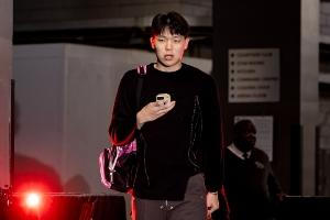 ??小楊剪頭了？楊瀚森今日入場(chǎng)照 風(fēng)格偏商務(wù) 頭發(fā)剪短了些