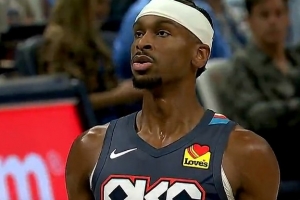 這怎么防？！亞歷山大突破對(duì)抗克利福德 隨手一拋打板命中2+1！