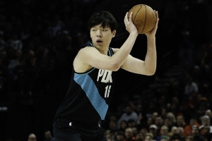 拓記：楊瀚森至少是球隊(duì)的可行選擇 傷病頻發(fā)時(shí)需要他出場(chǎng)來組織