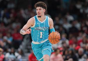 美記報(bào)道自己對(duì)球隊(duì)不滿愿意離隊(duì)！三球更推回應(yīng)：??