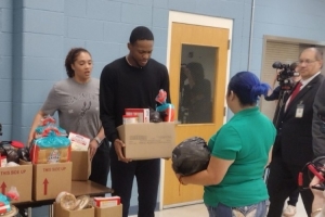 ?？怂拐劷o居民送食物籃：我從小生活在這種環(huán)境 能幫忙就很開心