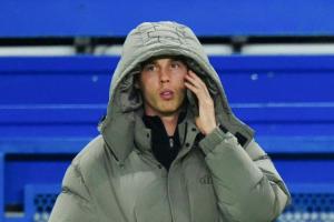 記者：帕爾默晚上在家時(shí)左腳小腳趾不小心撞到了門上，導(dǎo)致受傷