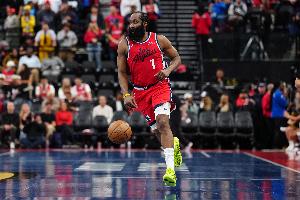 解說(shuō)：下賽季哈登的合同好像是部分保障 要不考慮再換個(gè)地方？