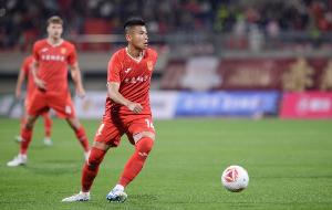 重慶銅梁龍發(fā)售黃希揚(yáng)沖超紀(jì)念圍巾，印有“中超，還給你們了”