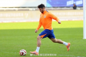 11月21日下午，山東泰山隊在武漢體育中心體育場進行賽前踩場訓練