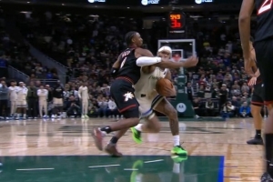 夾手臂了！特倫特進(jìn)攻犯規(guī) 雄鹿挑戰(zhàn)失敗