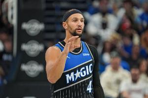 攻防兼?zhèn)洌∷_格斯首節(jié)7中4拿到10分2助1斷1帽 三分5中2