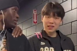 英語標準！開拓者討論奶酪條應該怎么吃 楊瀚森：咬它