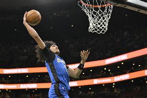 重錘火花！薩格斯邊線(xiàn)發(fā)球送拋傳 布萊克騰空暴起雙手空接砸扣