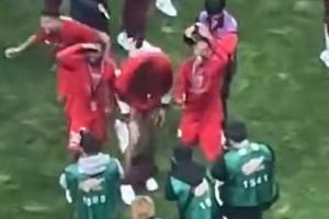 多少吧友干過(guò)這事??海港奪冠后，蔣光太偷襲把古斯塔沃褲子脫了