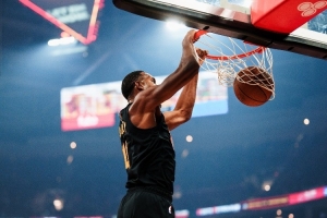 狀態(tài)來了！莫布里內(nèi)線翻江倒海 沖擊籃筐連續(xù)暴扣