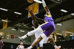 ??阿杜·蒂耶羅在G聯(lián)盟現(xiàn)驚天空接隔扣 把防守球員徹底撞翻了