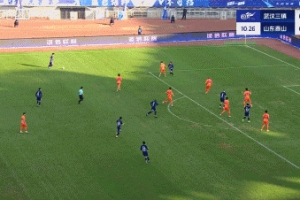 進(jìn)球無(wú)效！達(dá)蘭頭球攻破王大雷十指關(guān)，裁判經(jīng)VAR確認(rèn)判越位在先