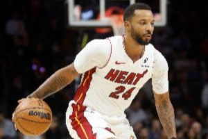 好在無(wú)大礙！鮑威爾腹股溝拉傷一瘸一拐回更衣室 現(xiàn)已回到替補(bǔ)席