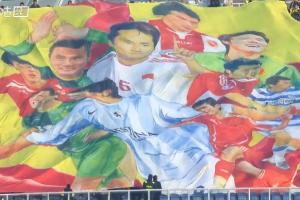 上任國(guó)足！西海岸收官戰(zhàn)球迷制作超大TIFO，告別前主帥邵佳一