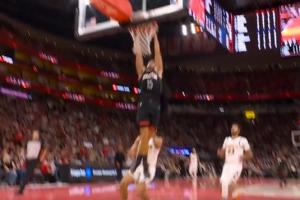 起勢！申京倒地?fù)寯嗄X后不看人助攻謝潑德起飛雙手扣停掘金