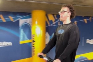 整活兒是把好手！勇士入場(chǎng)視頻：伙夫、穆迪沉穩(wěn) 波姐滑板車惹眼