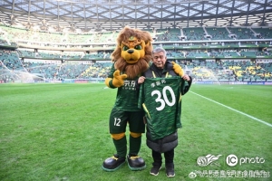 國安俱樂部為奉獻(xiàn)了三十載歲月的廚師李宗元舉辦了“退役儀式”