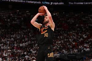 神來之筆！米切爾及時提醒 迪恩·韋德翻身強投壓哨命中