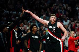 記者：在開拓者教練組看來 能增加前場板機(jī)會球員才會獲更多時間