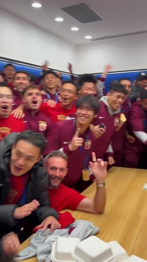 ??不潑香檳潑飲料！海港更衣室賽后狂歡，主帥穆斯卡特緊握獎(jiǎng)杯