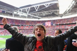 郵報(bào)：終生紅魔球迷、63歲的石玫瑰樂隊(duì)貝斯手馬尼于本周不幸去世