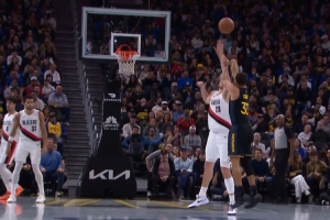 當瞄準鏡用！庫里連續(xù)面對克林根命中三分球