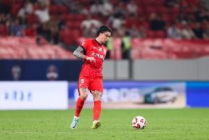 冠軍圣體??36歲老將張琳芃奪第11座中超冠軍！生涯20冠！致敬！